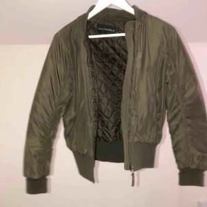  - Grön bomberjacka. Något år gammal men inte använd så mycket. Frakt ingår.