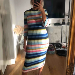  - Så din klänning från H&M Trend. Gör lite ont att släppa denna. Använd en gång. Känns lyxig fin kvalitet. 