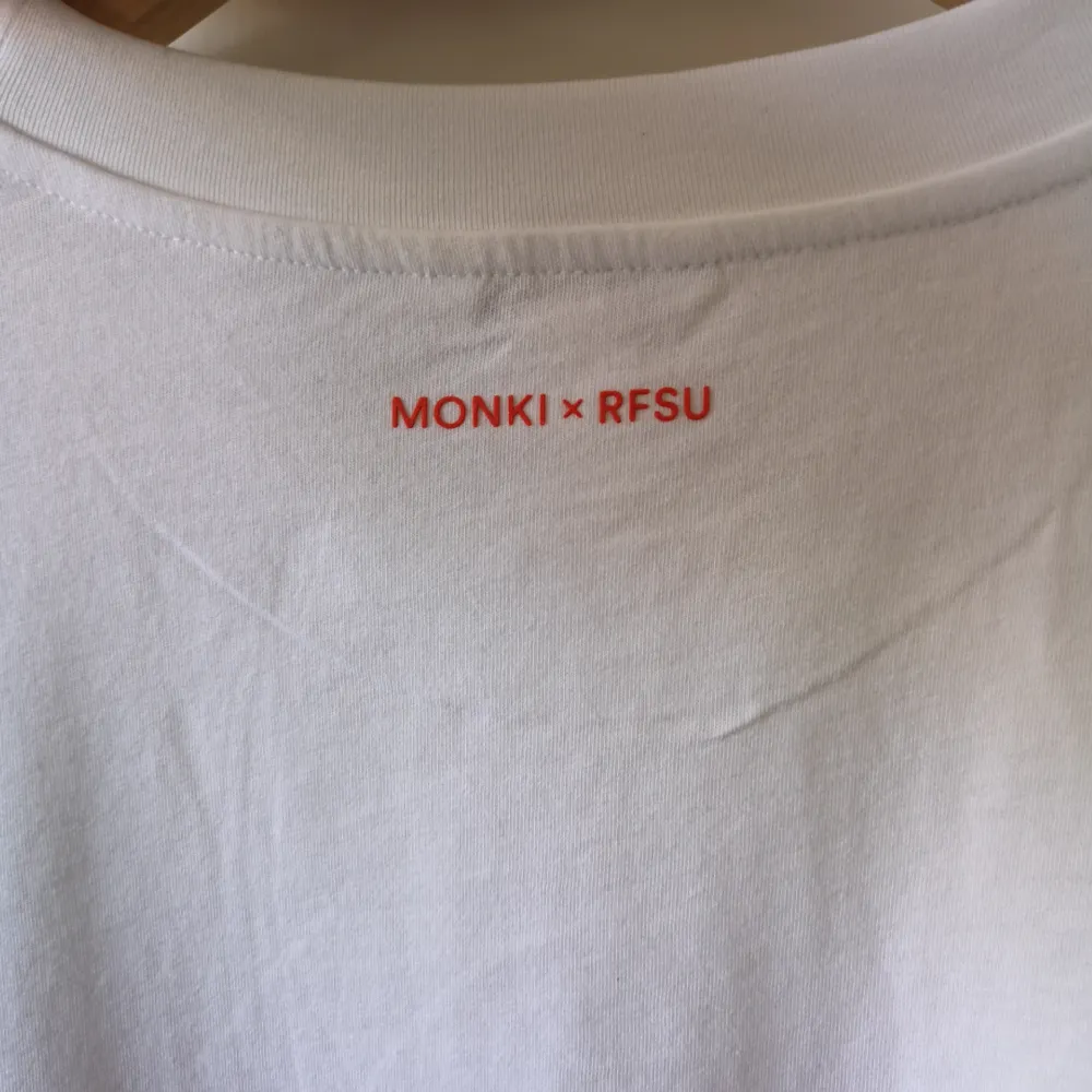 Monki x RFSU T-shirt. Aldrig använt den. . T-shirts.