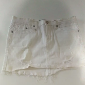  - Fint skick, sparsamt använd. För små för mig.  Vit kjol. Kan gå ner i pris om du köper annat.