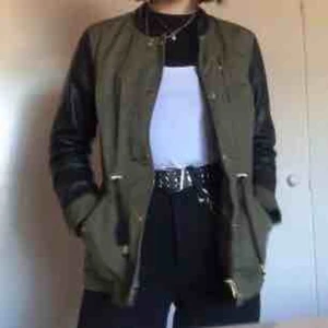  - En supersnygg jacka i topp skick på Noisy May! Säljes då jag inte använder den särskilt mycket. Kan mötas i Örebro eller skickas då köparen står för frakten :)