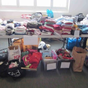  - Säljer av med massvis med barnkläder. Allt är i fint skick, helt och rent. Kommer från djur och rökfritt hem. Finns alla möjliga kläder från stl 50-98. Leksaker, böcker jackor  Finns i söderberga gårdsväg 16252 Vällingby . Telefonnummer 0728528370