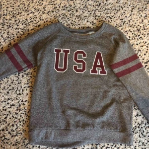  - En lite tjockare tröja från BikBok. Köpt för ca 2 år sedan, men har inte användt så mycket. Storlek S Fraktas vart som helst men står inte för fraktpengarna. 60kr+frakt