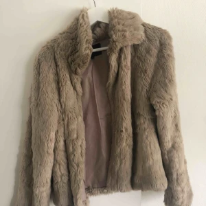  - En favorit ur jackgarderoben som nu sälj pga rensning. Använd en del men i bra skick. Frakt +60kr!💫💫 (ord pris 499kr) 