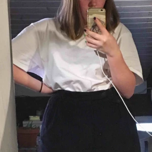  - Så snygga högmidjade svarta Manchesterbyxor. De är herr storlek M/L men när jag har använt dem har jag bara dragit ihop dem med ett bälte så att de sitter åt i midjan. Frakt tillkommer och jag tar swish❤️