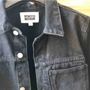  - Jeansjacka ifrån weekday. Kortare modell. Gjort några ändringar hos en skräddare (se bild tre) vecklat in den på sidorna så att du får en lite mer ”ballongmodell”. Använd 1 gång.