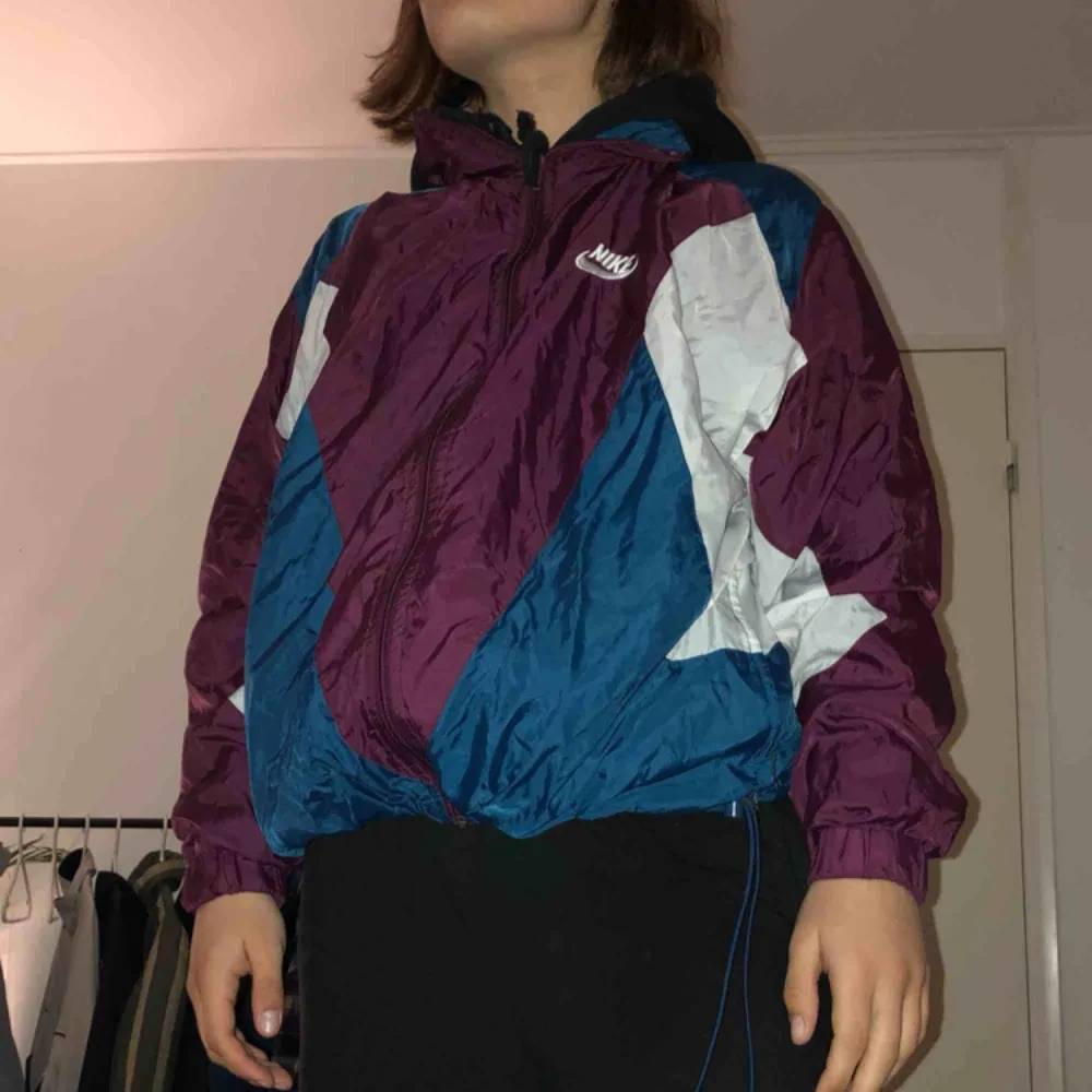 sjuuukt nice vindjacka från nike!! köpt på beyond retro för ett tag sen men är fortfarande i skitfint skick. går att dra åt i resåren å passar alla storlekar beroende på hur man vill att den ska sitta ;-). Jackor.