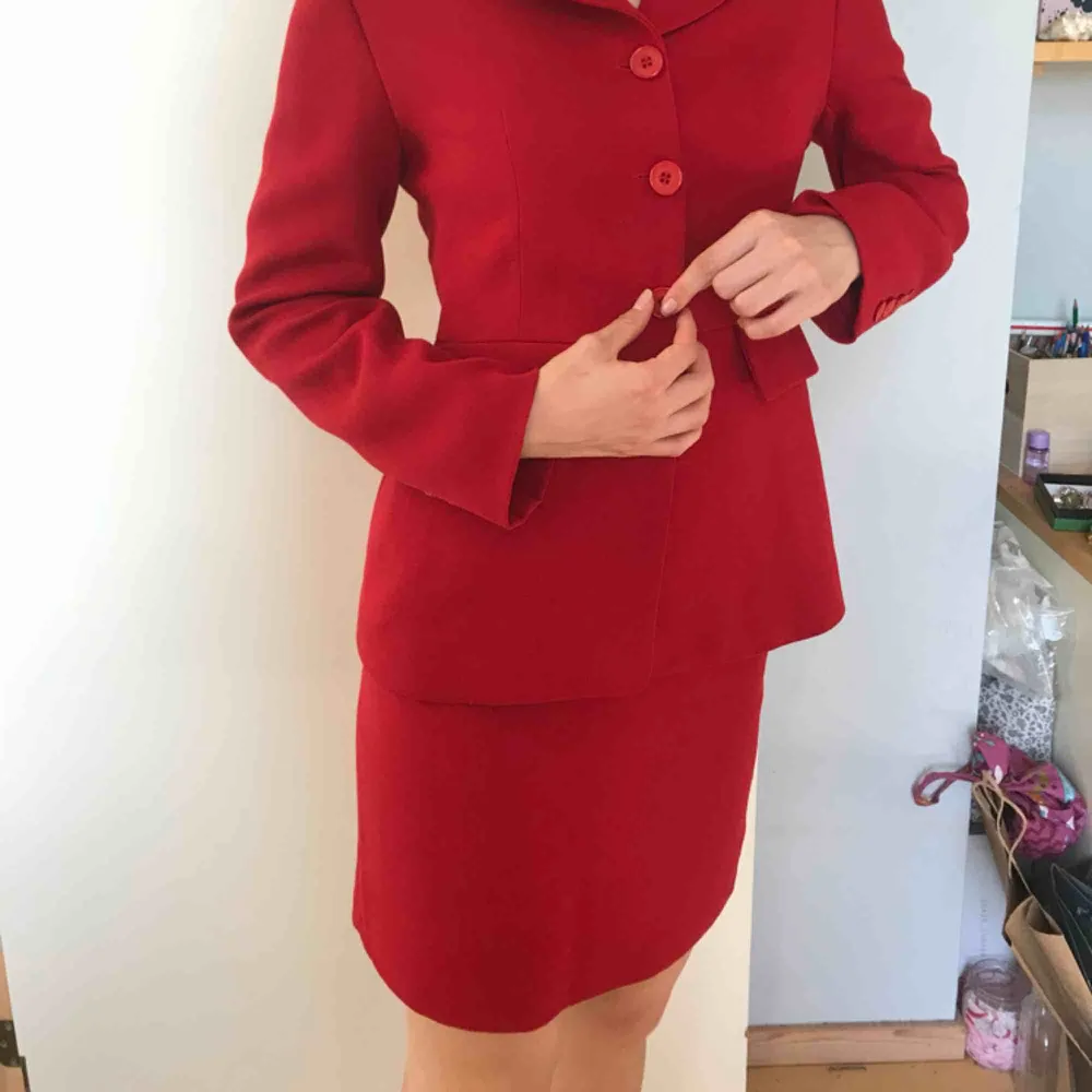 Ett supersnyggt rött kostymset från Claude Zana som jag köpte i en vintagebutik i Paris. Kavajen och kjolen är i jättebra kvalité, inget slitage och jag själv har aldrig använt den. Priser kan diskuteras och den säljs till den som budar högst!💘. Kostymer.