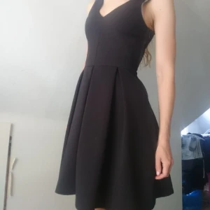  - Svart klänning från Hm. Använd en gång. 