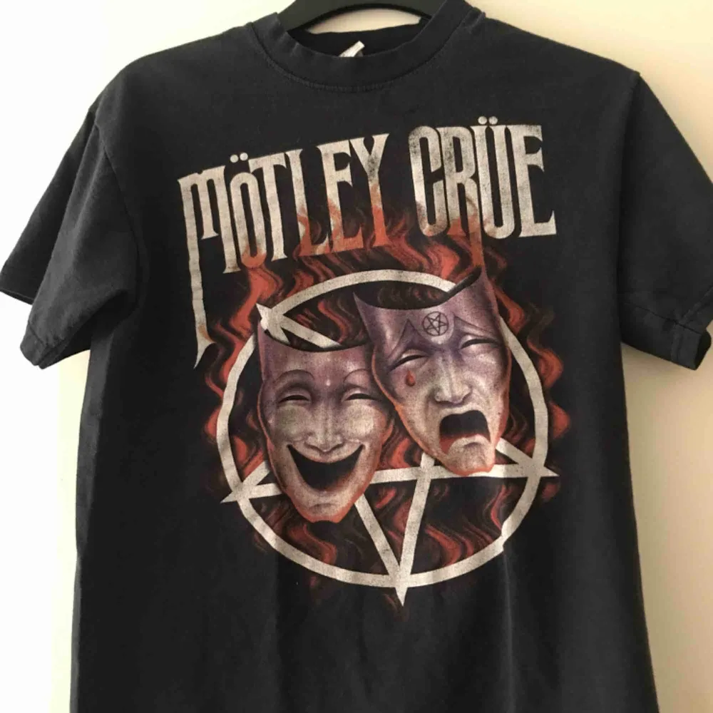 Använd men i fint skick. Mötley crüe t-shirt. Köparen står för frakt. T-shirts.