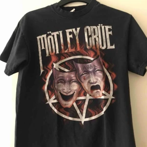  - Använd men i fint skick. Mötley crüe t-shirt. Köparen står för frakt