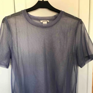  - Lila meshtröja från Monki, sparsamt använd men har ett litet flaw🌿