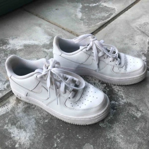  - Nike air force 1, använt fåtal gånger så väldigt fint skick. Storlek 36,5