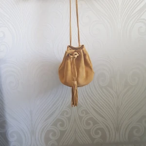  - Shoulder bag, real leather from H&M. Perfect for the summer!! ☀️☀️  There is space for your phone + small wallet + other small things you would need. Used a few times but still in good condition! I can meet up in tcentralen or Täby. 