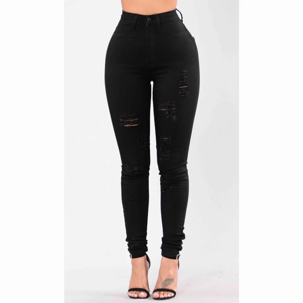 Svarta ”Hit The Freeway Jeans” från Fashion Nova. Helt nya, endas provade. Storlek 0, vilket jag tror motsvarar xxs. Köparen står för frakten.. Jeans & Byxor.