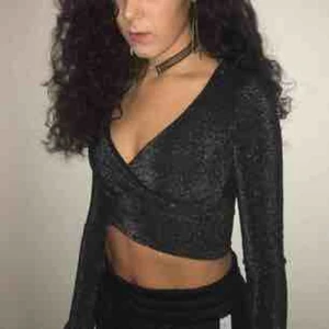  - Skitsnygg långärmad glittrig croptop som bara använts en gång tyvärr. Köpt på hm för 149kr. Kan mötas i Stockholm, annars betalar köparen för frakt :))