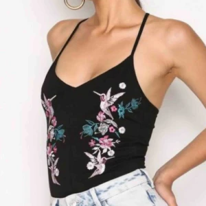  - • Svart string-body från NLY Trend •  Endast använd en gång, så i mycket bra skick. Har sytt upp banden i ryggen (se bild 3) då de var för långa, men vart ingen större skillnad!  75 kr + frakt