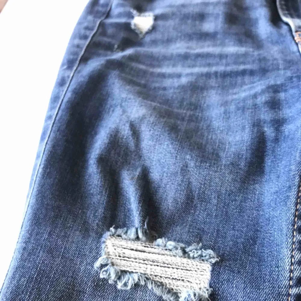 Ett par ”ultra high Rise super skinny” jeans från hollister, dom går till naveln på mig✨endast provade. Säljer pågrund av ny stil🌸 Bra i längd på mig som är 168🌺  nypris: 600kr  frakt tillkommer på 40 kr men pris kan diskuteras vid snabb affär:). Jeans & Byxor.