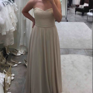  - Världens finaste balklänning från Åsas Design!! Nypris 2700kr, säljes för 1000kr 🤩🤩 Aldrig använd, storlek S/M!kan mötas upp Munkedal-Uddevalla-Trollhättan! Eller så står köparen för frakten! Jag kan ha klackar (är 170)