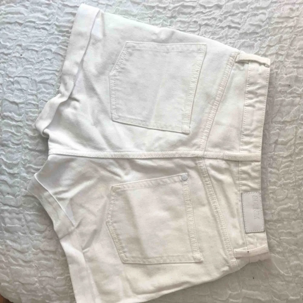 vita mom jeans shorts från hm. Shorts.