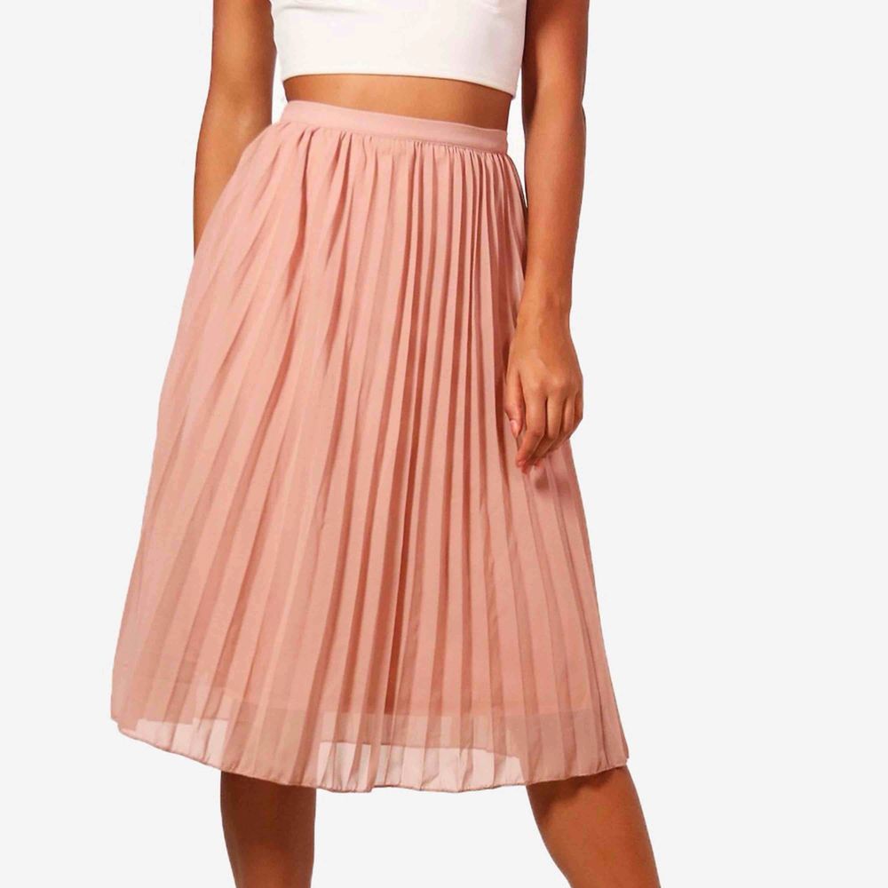 Säljer denna oanvända plisserad kjol, storlek 34! Endast provad en gång, säljer för 150kr inkl frakt!. Kjolar.