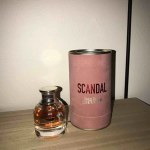  - I stort sett oanvänd parfym, endast använd en kväll ca 5st sprut använda. Nypris 610  Möts upp i centrala Sthlm eller skickas. Köparen står för frakten. 