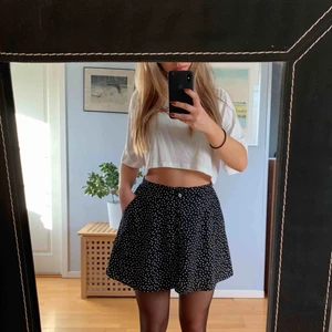  - Superfin 50-tals inspirerad kjol från Urban Outfitters som tyvärr inte passar mig lika bra längre! Knappar framtill och gömda fickor i sidan Sparsamt använd 