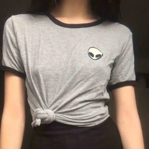  - skön tshirt med alien broderi från brandy melville. har klippt bort lappen men antar att det är storlek s. OBS! fraktar ej, möts upp i stockholm💓