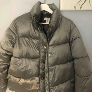  - Jättefin jacka i bra skick från HM. Väldigt liten i storleken så passar mig som är XS.