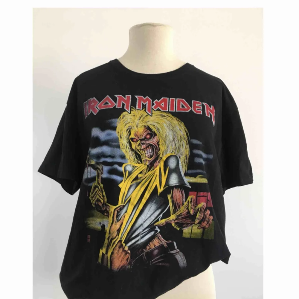 Vintage t-shirt med Iron Maiden-tryck.  Märke: Vintage. Storlek: M/L. Skick: Mycket gott. Aldrig använd. Pris: 200 kronor eller bud. Frakt: Betalas sv köparen. . T-shirts.