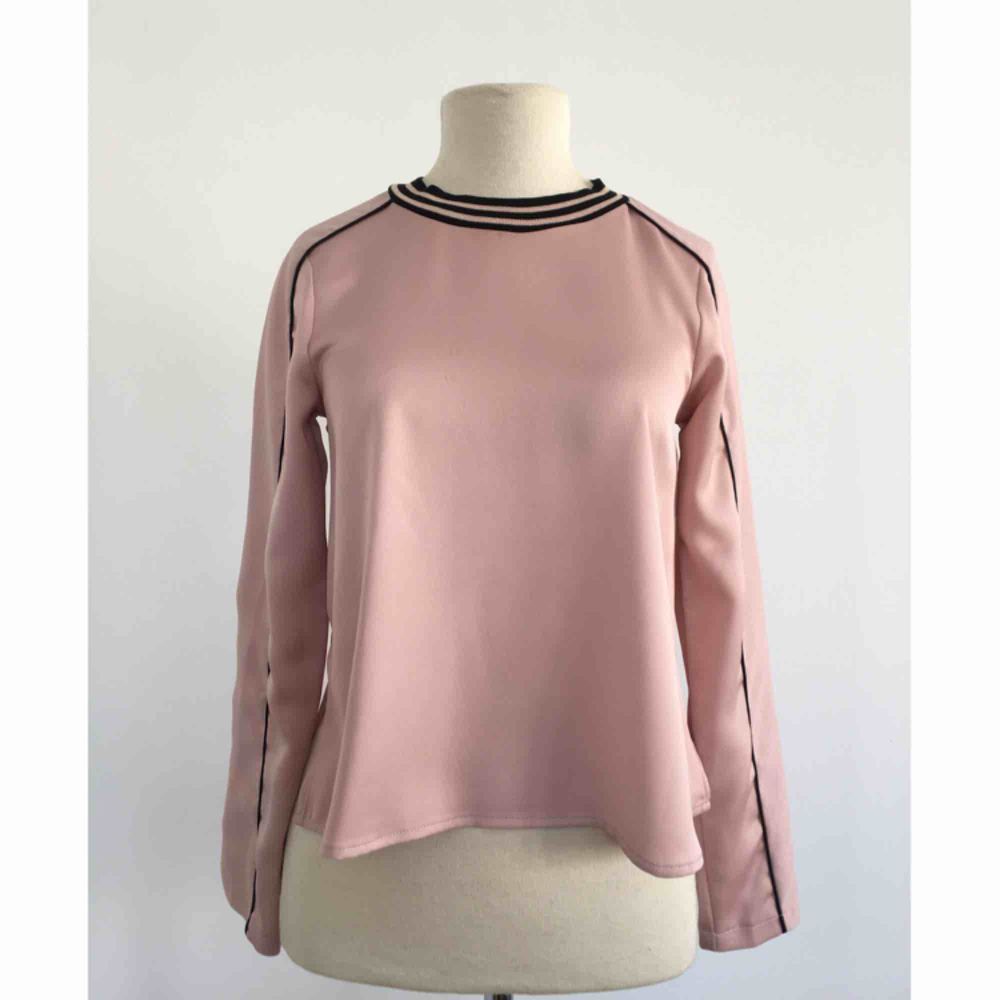 Långärmad topp med dekorativa sömmar. Märke: River Island. Storlek: 32 Skick: Mycket gott. Använd endast en gång. Pris: 150 kronor eller bud. Frakt: Betalas av köparen.. Toppar.