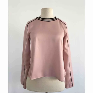  - Långärmad topp med dekorativa sömmar.  Märke: River Island. Storlek: 32 Skick: Mycket gott. Använd endast en gång. Pris: 150 kronor eller bud. Frakt: Betalas av köparen.