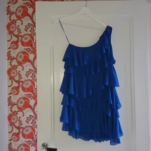  - Blå "frans" klänning från H&M Storklek 34 Chiffong tyg Fint skick 27kr frakt  betalning via swish 