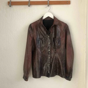  - En skjorta/jacka köpt secondhand. Köpt för 200kr men pga slitet skick och att jag inte använder den ger jag gärna bort till nån som hellre vill ha den. Köparen betalar frakt eller möts upp i Stockholm.