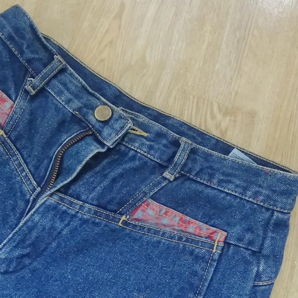 Högmidjade vintagejeans med tight fit! Passar 26 i jeansstorlek, small i byxor.. Jeans & Byxor.