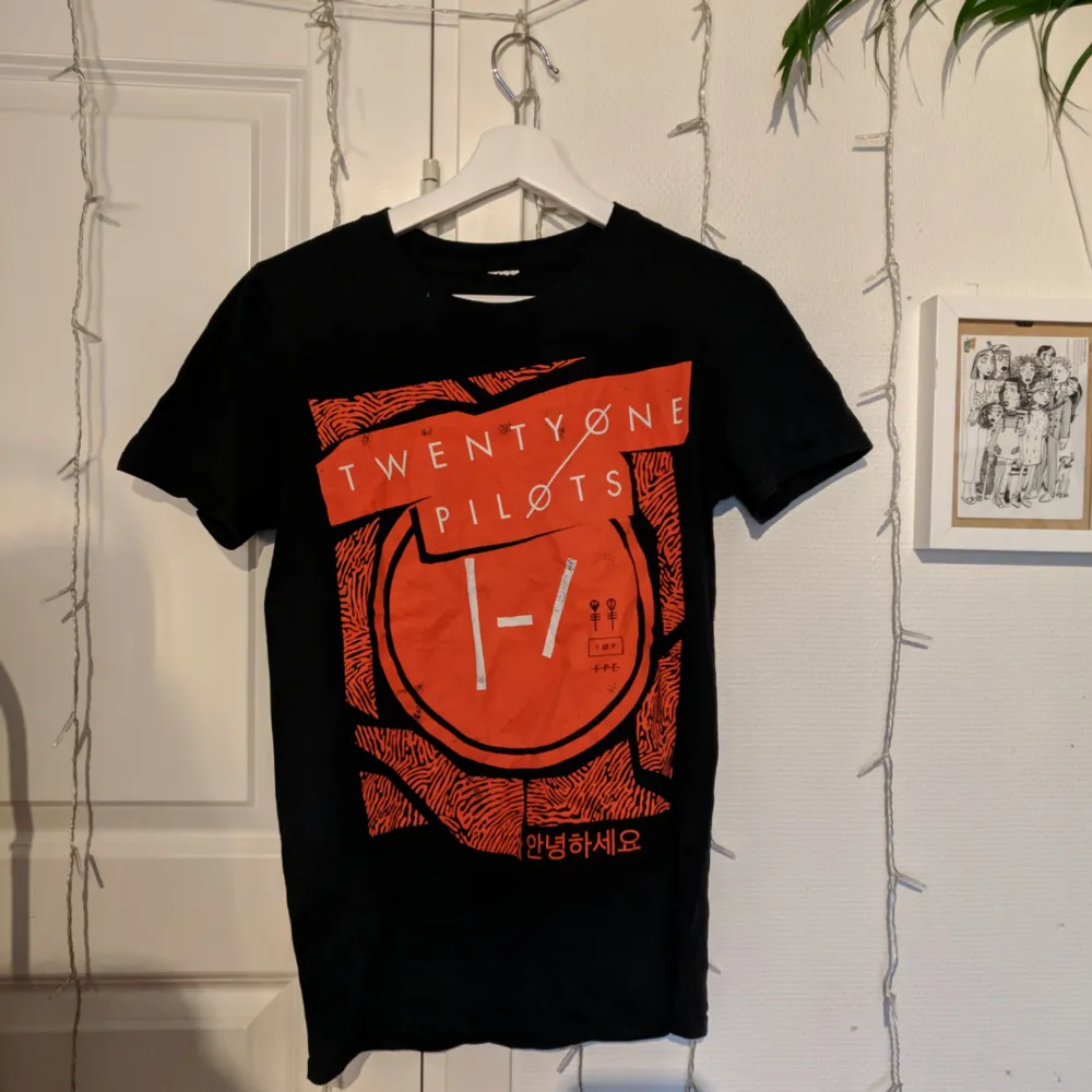 Twenty one Pilots shirt I bought on their 2016 tour in Cologne. Size S and quite true to size. Would sit tight on a M. Free shipping or can meet in Täby :). T-shirts.