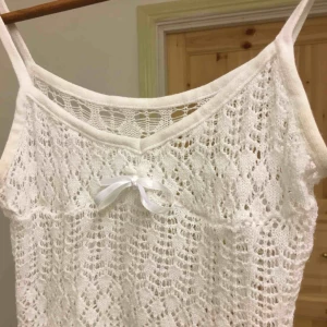  - Cute linne, tyvärr hål där nere och någon missfärgning tror jag :( men man kan sy ihop det enkelt! Stretchig så passar de flesta storlekar.15kr plus frakt på 9kr