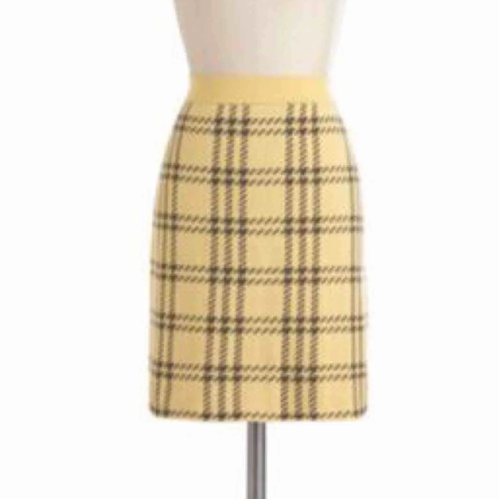 Gul kjol med brunt mönster i Twin Peaks stuk :) storlek M. Endast provad. Priset är inkl frakt 🌸. Kjolar.