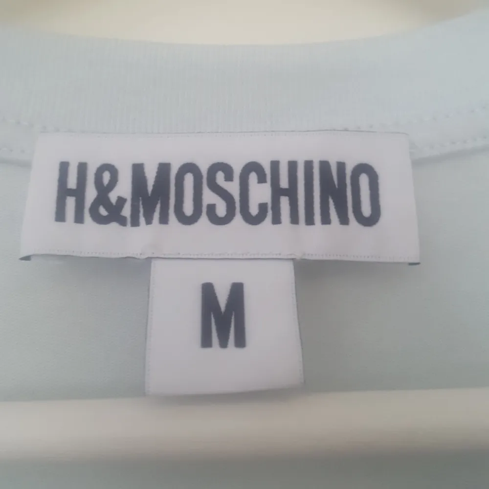 En t-shirt från H&M x Moschino! Frakten ingår :) . T-shirts.