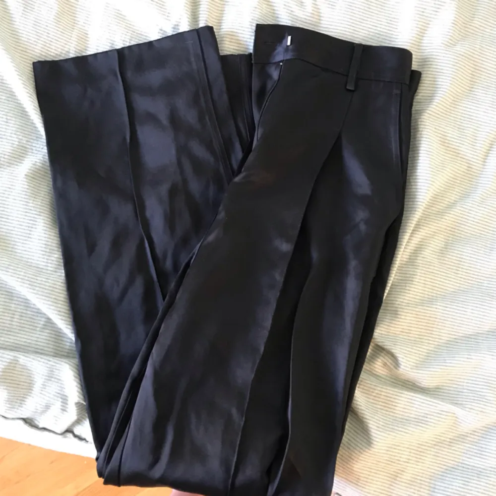 Kostymbyxor från hm i silkesmaterial.  Rak modell.  Köparen står för frakt 🌞. Jeans & Byxor.
