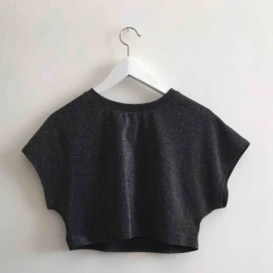  - Skitsnygg glittrig Festtopp från NA-KD x HANNALICIOUS!! Snyggt croppad och riktigt skön! XS men passar också s!❤️❤️❤️ köparen står för frakt🥰