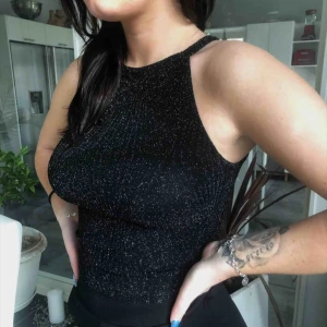  - Svart glittrig halter neck