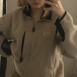  - Beige Fila-kofta i fleece. Sparsamt använd så i fint skick:-) hör av dig om du har några frågor!