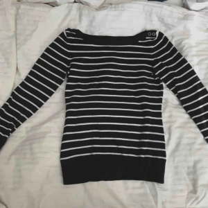  - Superfin mörkblå tröja med vita ränder. Storlek S. Passar även xs ,s,m (stretchig) frakt tillkommer☺️