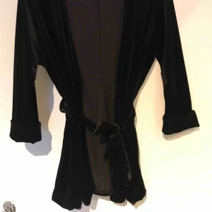  - Svart sammetskofta från sisters, kan användas som kimono eller som en snygg kofta till exempelvis en klänning 