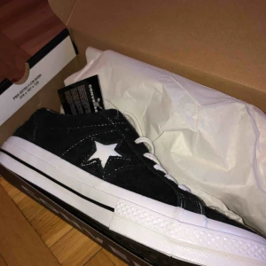  - Oanvända Converse one star, suede. Strl 43/28 cm. nypris 899