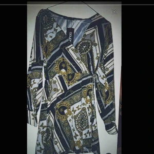  - Fin oanvänd omlott klänning 