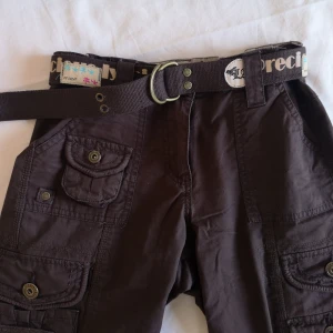  - Bruna vintagebyxor. Saknar storlek men skulle säga att de passar XXS-XS. Fler bilder kan absolut fixas🌹 på mig sitter de rätt tajt för har egentligen S. Innersömen är 71cm. frakt:30kr