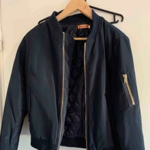  - Mörkblå bomber jacka