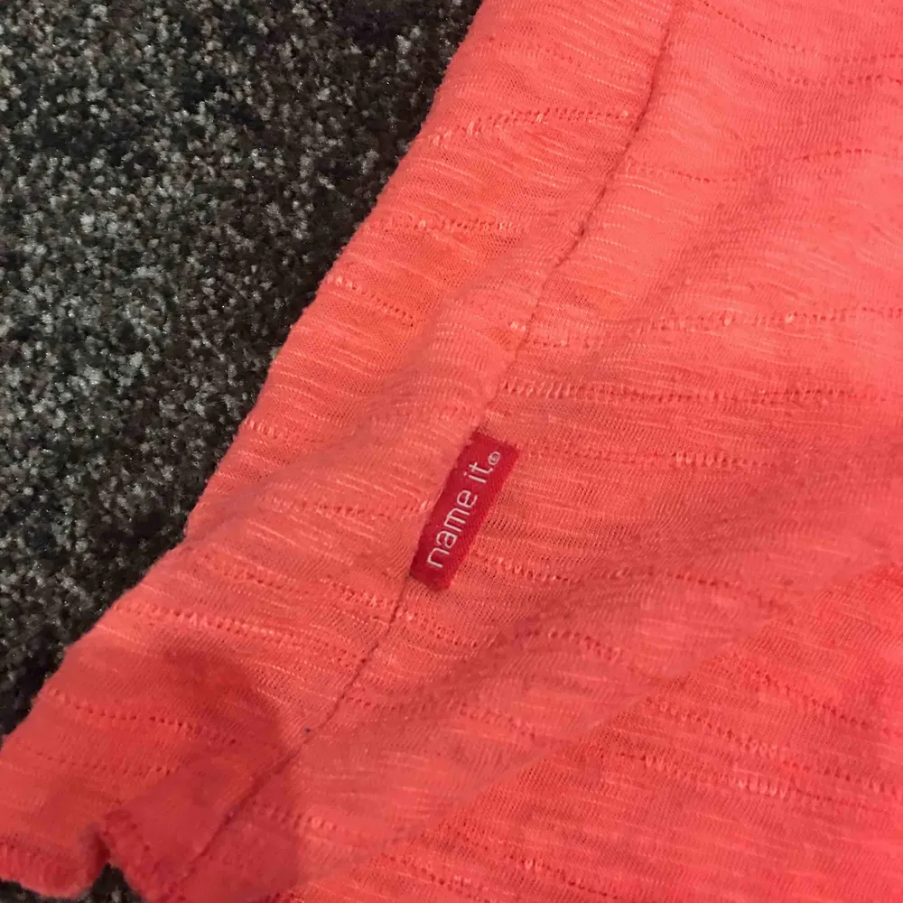 Ett rosa linne! Köparen betalar frakten :) betalas med swish. T-shirts.